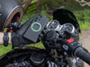 Motorcykel med Quad Lock-fäste och smartphone monterad på styret.