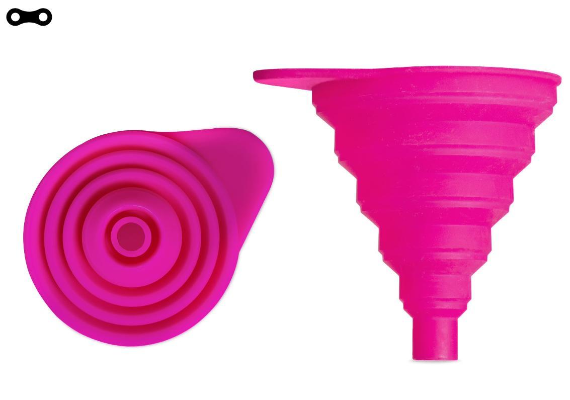 Muc-Off Silicone Funnel i rosa, visad både i utfälld och hopfälld form. Praktisk för cykling och utomhusbruk.